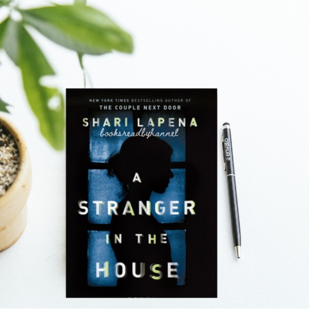 Shari Lapena
A Stranger in the House: A Novel